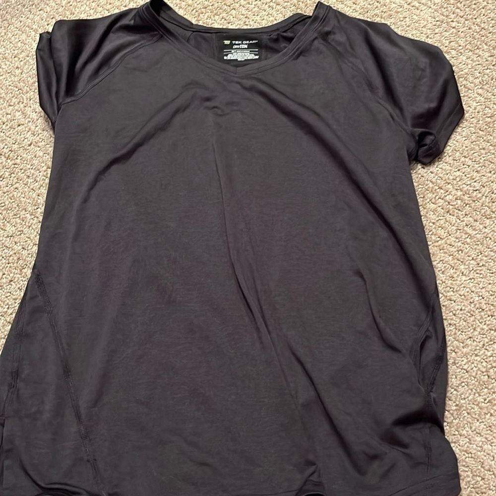 black athletic shirt